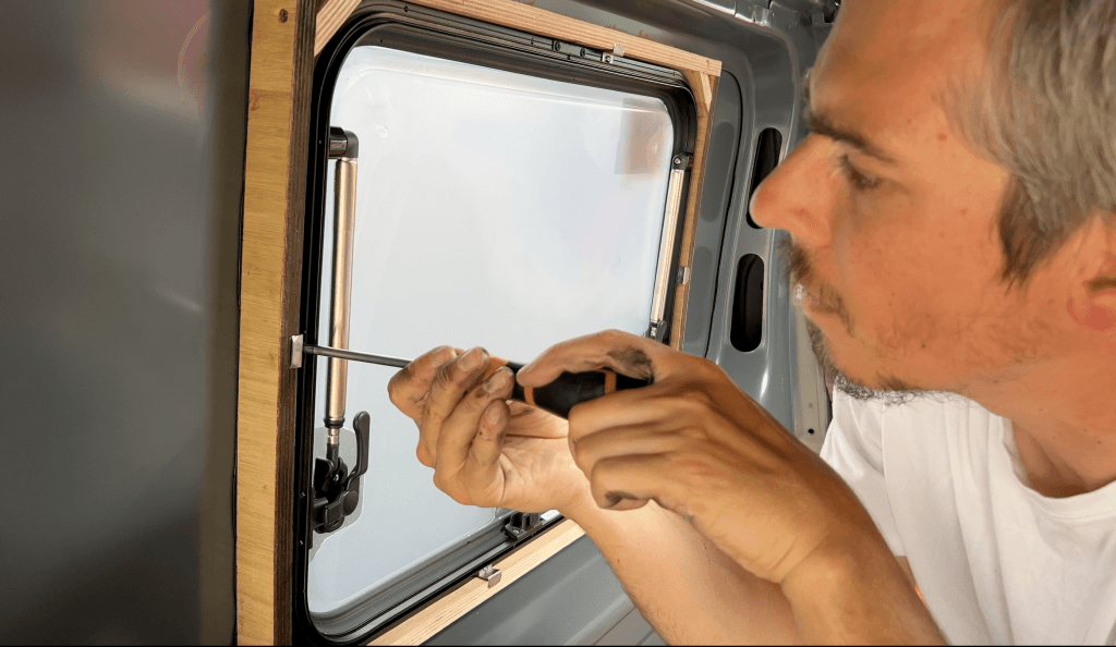 Test contre cadre baie Carbest RW VAN