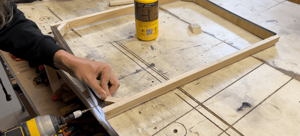Fabrication contre cadre baie projetable Carbest RW Van
